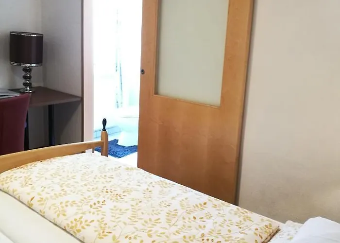 Gaestezimmer & Mayrhofer *